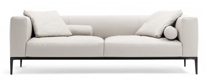 Helles Jaan Living Sofa von Walter Knoll mit Kissen und schwarzen Füßen.